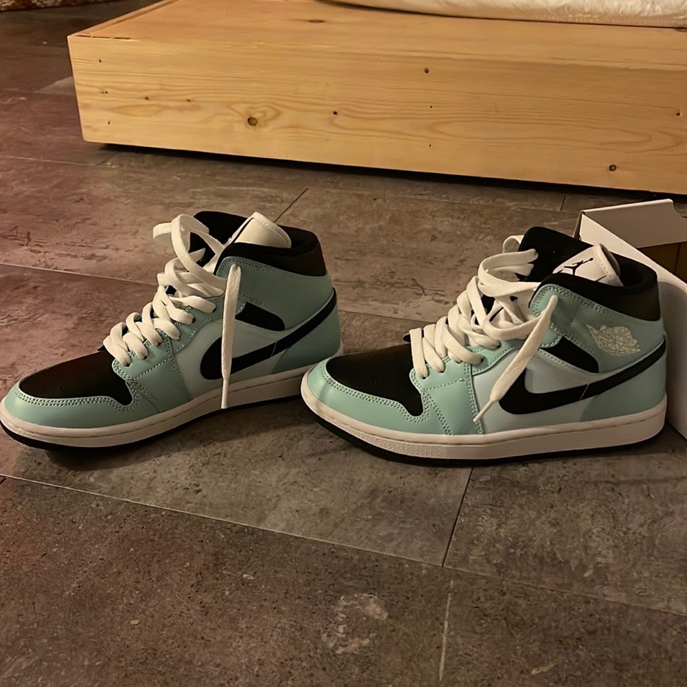 women’s nike air jordan mid